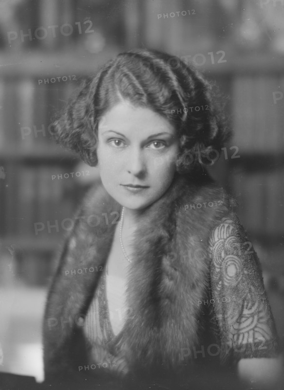Mrs. Everett, portrait photograph, 1919 Mar. 17. Creator: Arnold Genthe.
