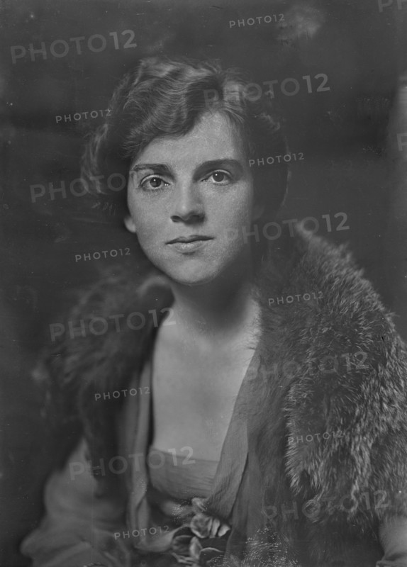 Mrs. C. Gardner, portrait photograph, 1918 Sept. 12. Creator: Arnold Genthe.