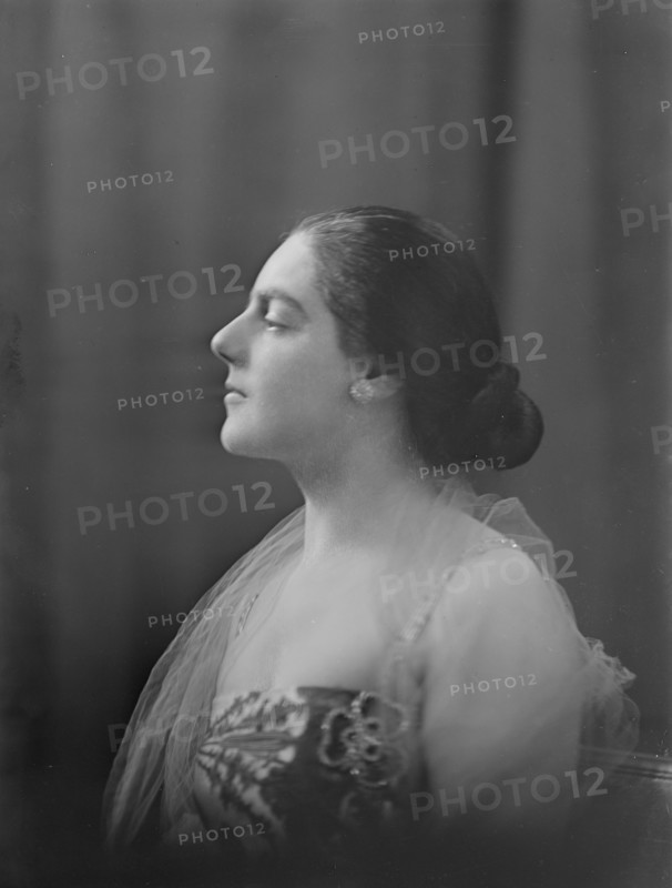 Miss Eva Gauthier, portrait photograph, 1918 Nov. Creator: Arnold Genthe.