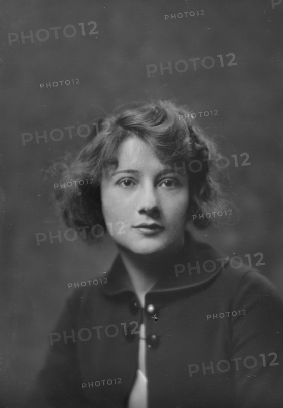 Miss Evelyn Greely, portrait photograph, 1919 Apr. 24. Creator: Arnold Genthe.