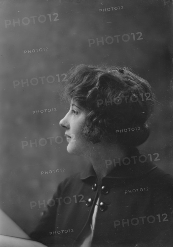 Miss Evelyn Greely, portrait photograph, 1919 Apr. 24.  Creator: Arnold Genthe.