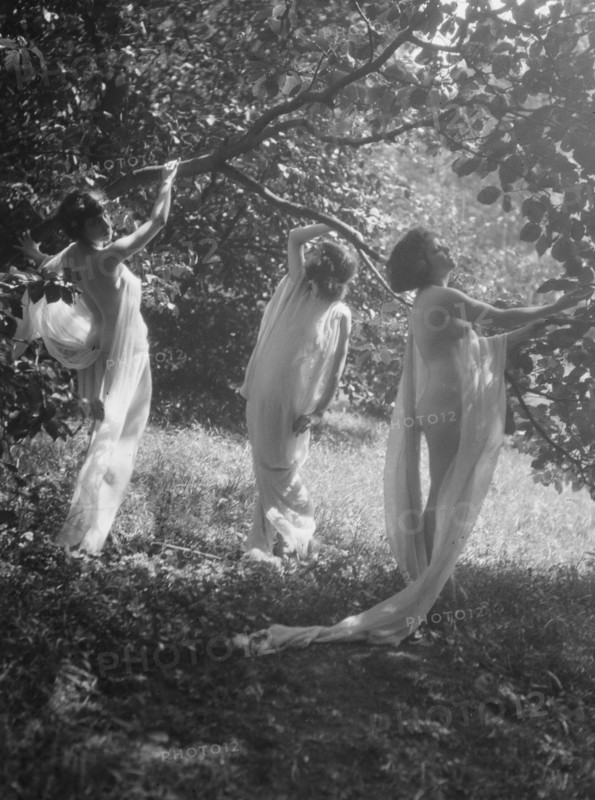 Helen Moeller dancers, between 1915 and 1922. Creator: Arnold Genthe.