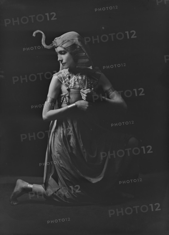 Miss Henderson, 1918 Nov. 17. Creator: Arnold Genthe.