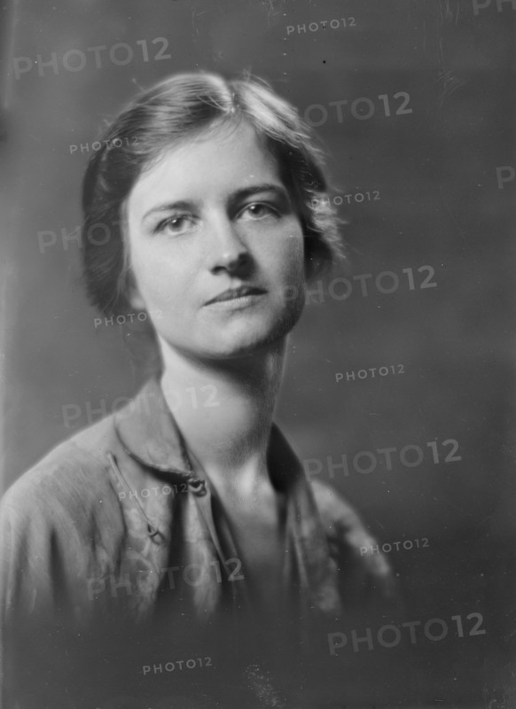 Miss Hines, portrait photograph, 1919 Aug. 7. Creator: Arnold Genthe.