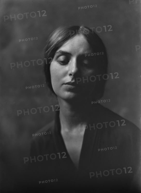 Miss Tod Hunter, portrait photograph, 1919 Aug. 20. Creator: Arnold Genthe.