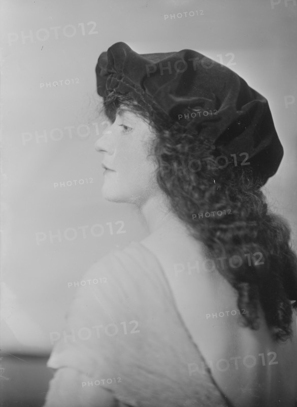 Miss Hurley, portrait photograph, 1918 Dec. 9. Creator: Arnold Genthe.