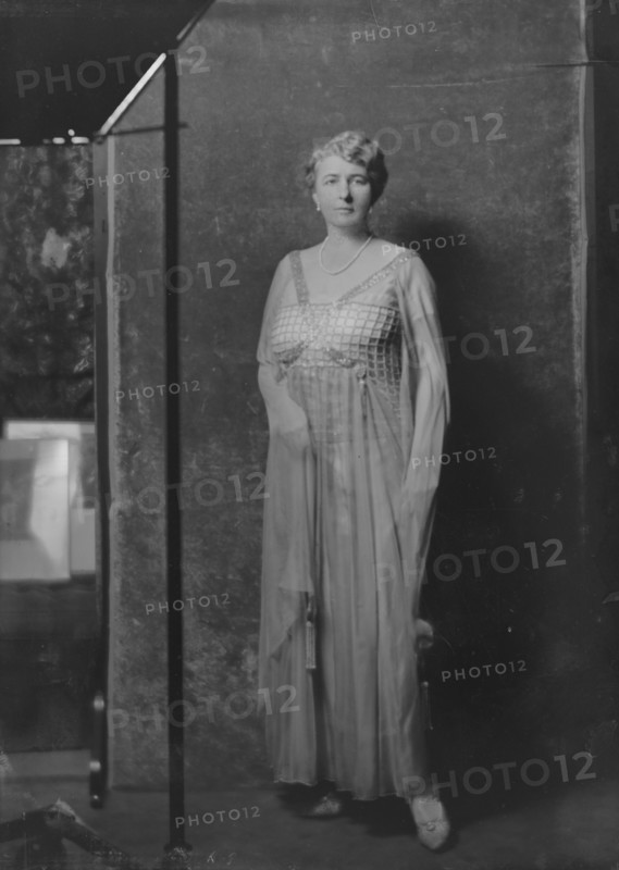 Mrs. Davis A. Ireland, portrait photograph, 1917 Dec. 29. Creator: Arnold Genthe.