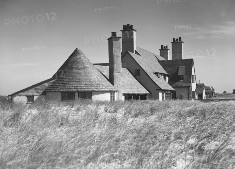 Residence of Ellery James, between 1911 and 1942. Creator: Arnold Genthe.