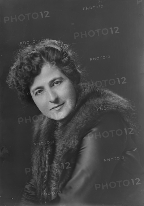 Mrs. William B. Kennedy, portrait photograph, 1918 Oct. 29. Creator: Arnold Genthe.