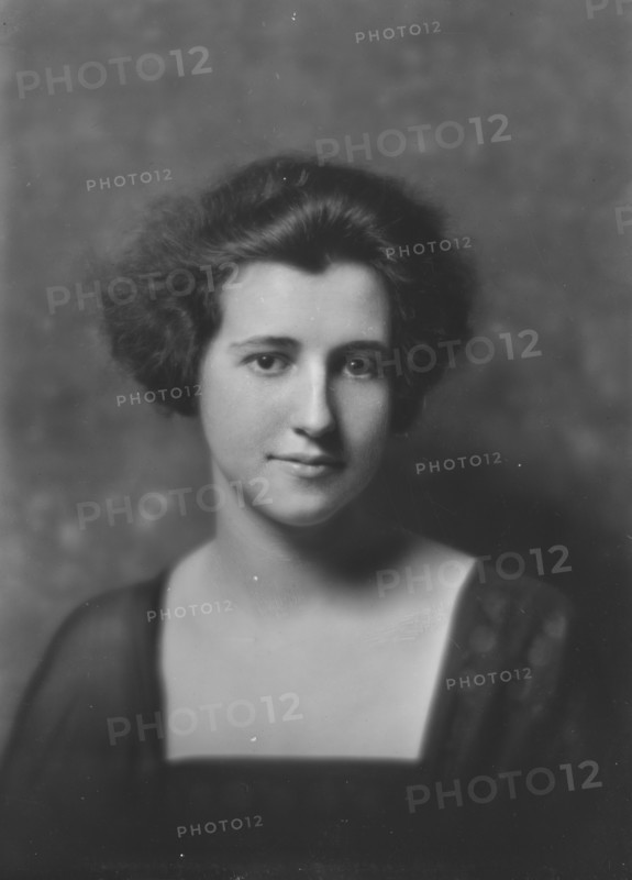 Miss Harriet King, portrait photograph, 1918 Apr. 19. Creator: Arnold Genthe.