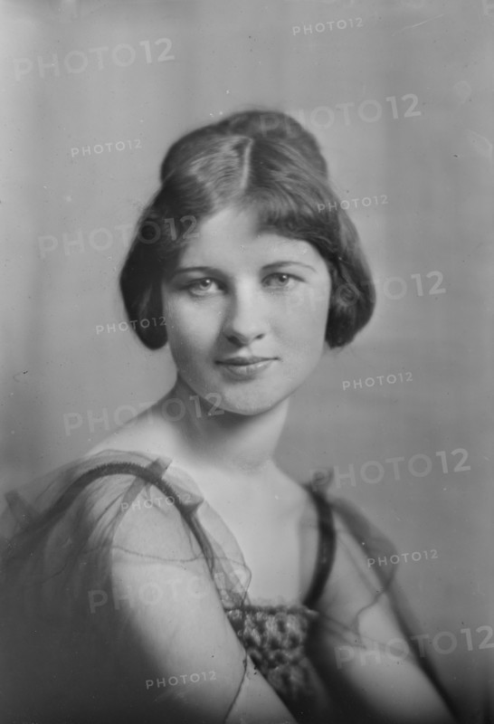 Miss Josephine Lharine, portrait photograph, 1918 Sept. 20. Creator: Arnold Genthe.