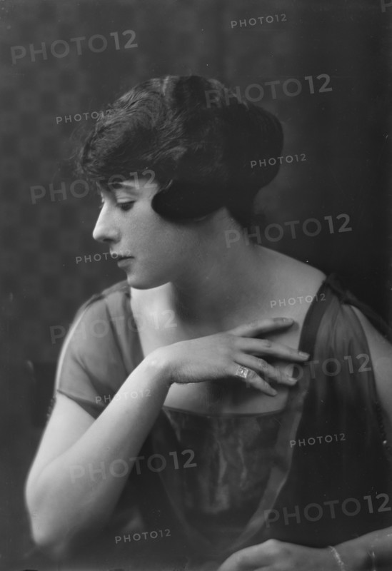 Miss Evelyn Mack, portrait photograph, 1917 Nov. 27. Creator: Arnold Genthe.