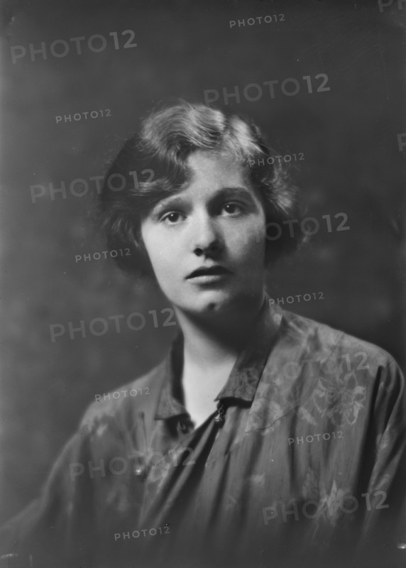 Miss Margaret McKenzie, portrait photograph, 1919 Sept. 24. Creator: Arnold Genthe.