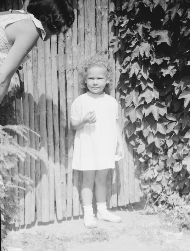 Mrs. Carl Muschenheim and daughter, standing outdoors, 1933 Aug. Creator: Arnold Genthe.
