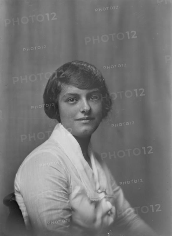 Miss Noyes, portrait photograph, 1919 Sept. 23. Creator: Arnold Genthe.