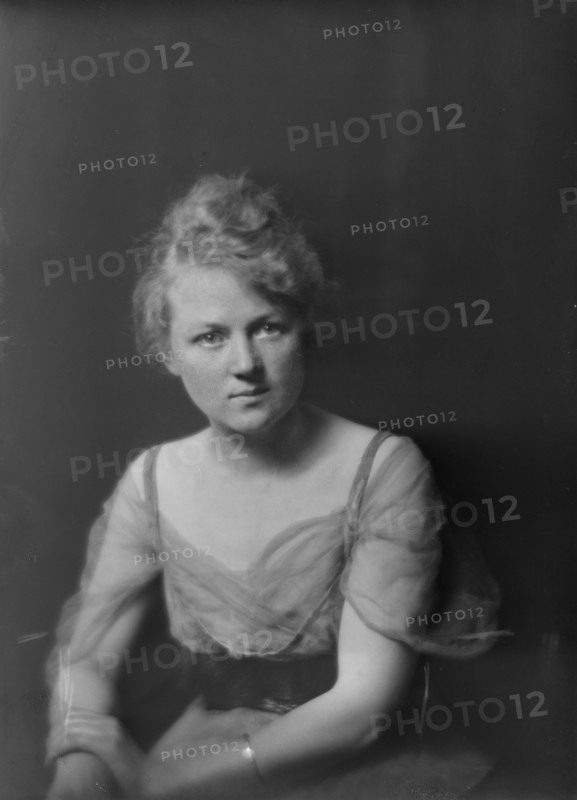 Miss Vera Parker, portrait photograph, 1918 Oct. 10. Creator: Arnold Genthe.