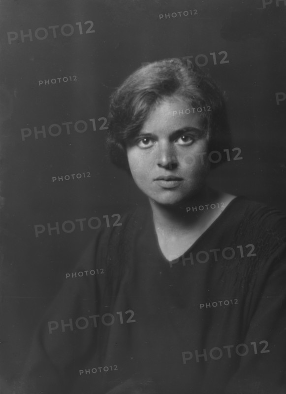 Miss Pollitzer, portrait photograph, 1918 Sept. 24. Creator: Arnold Genthe.