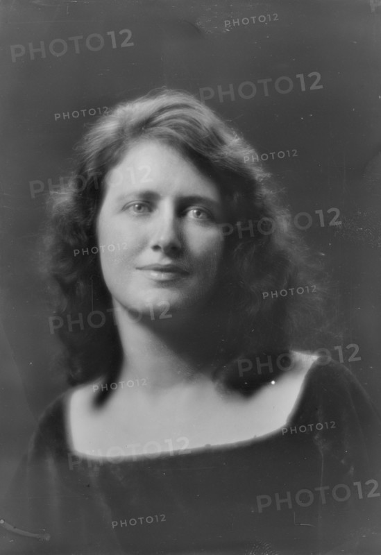 Miss Wynne Pyle, portrait photograph, 1919 June 6. Creator: Arnold Genthe.