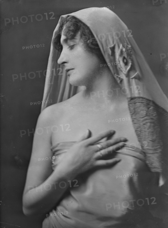 Miss Flore Revalles, portrait photograph, 1918 Sept. 26. Creator: Arnold Genthe.