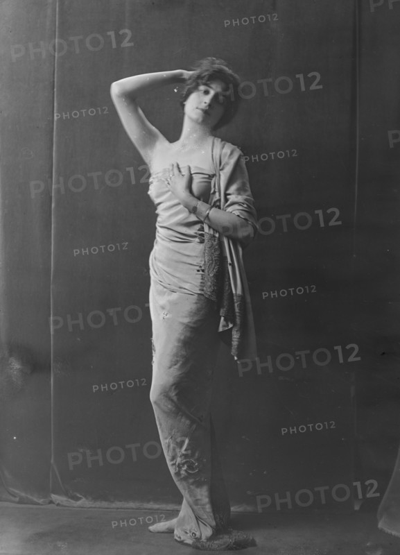 Miss Flore Revalles, portrait photograph, 1918 Sept. 26. Creator: Arnold Genthe.