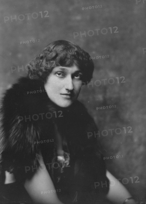 Miss Katherine Richards, portrait photograph, 1917 Dec. Creator: Arnold Genthe.
