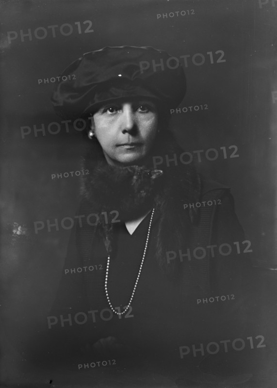 Mrs. W.S. Roundtree, portrait photograph, 1919 Oct. 23. Creator: Arnold Genthe.