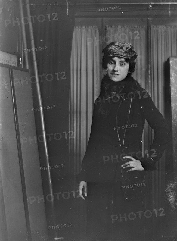Miss Schellig, portrait photograph, 1919 Aug. 11. Creator: Arnold Genthe.