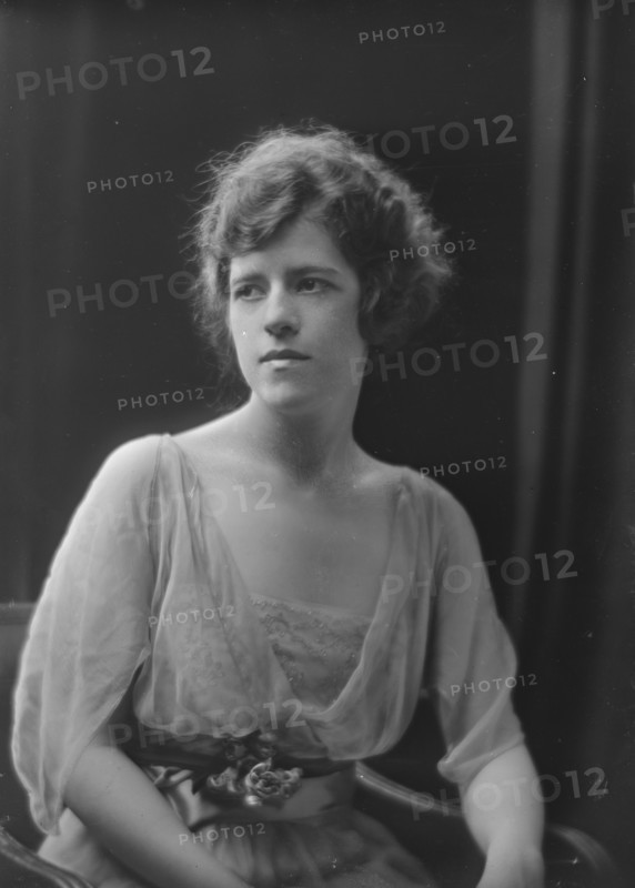 Miss M.B. Tomlinson, portrait photograph, 1919 June 16. Creator: Arnold Genthe.