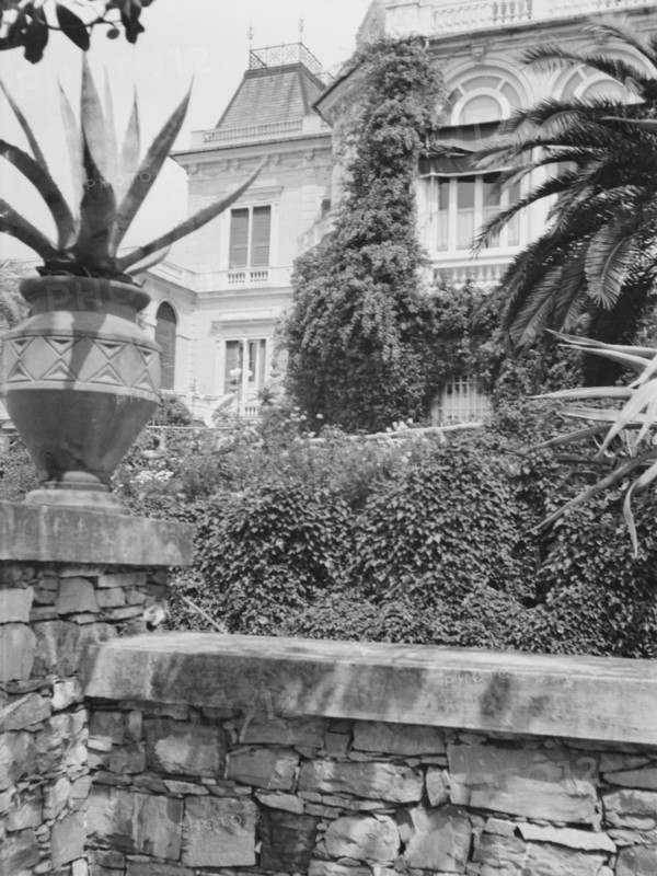 Unidentified building, possibly in Charleston, South Carolina, or New Orleans, between 1920 and 1926 Creator: Arnold Genthe.