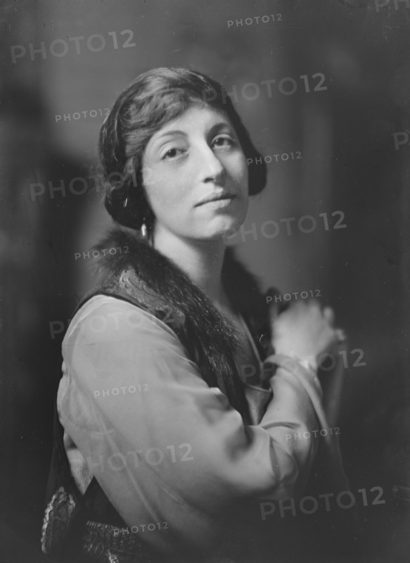 Mrs. Louis Untermeyer or Untermyer, portrait photograph, 1918 Nov. 22. Creator: Arnold Genthe.