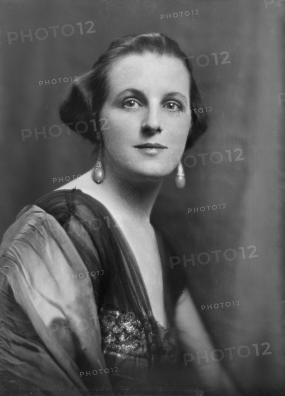 Miss Utman, portrait photograph, 1918 Mar. 21. Creator: Arnold Genthe.