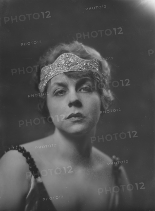 Mrs. H.W. Van Henkelon, portrait photograph, 1919 Mar. 28. Creator: Arnold Genthe.