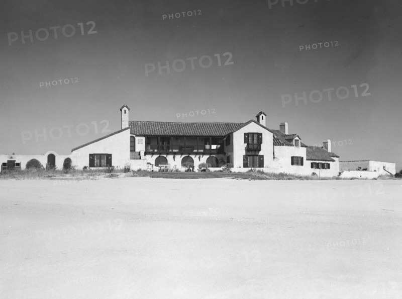 Warner house, between 1911 and 1942. Creator: Arnold Genthe.
