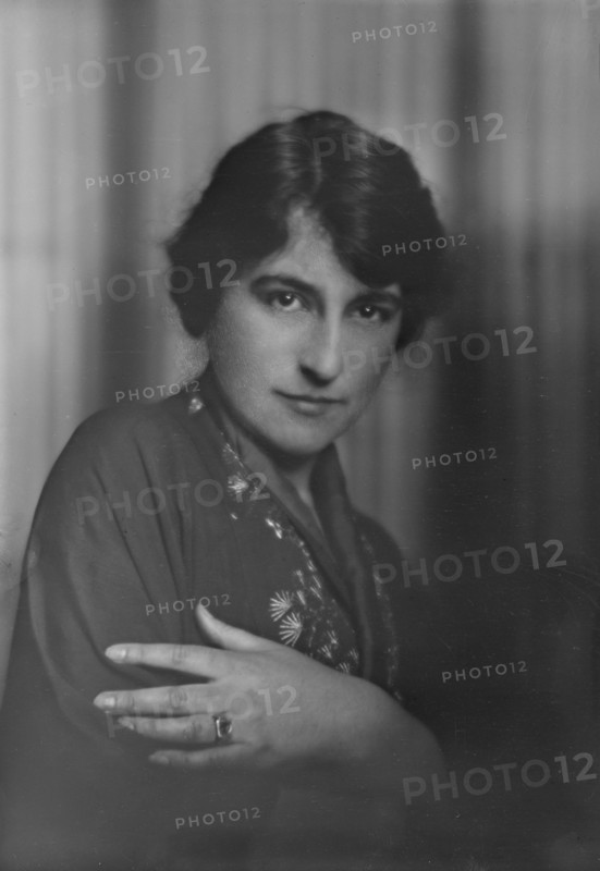 Miss Whitmore, portrait photograph, 1918 May 28. Creator: Arnold Genthe.