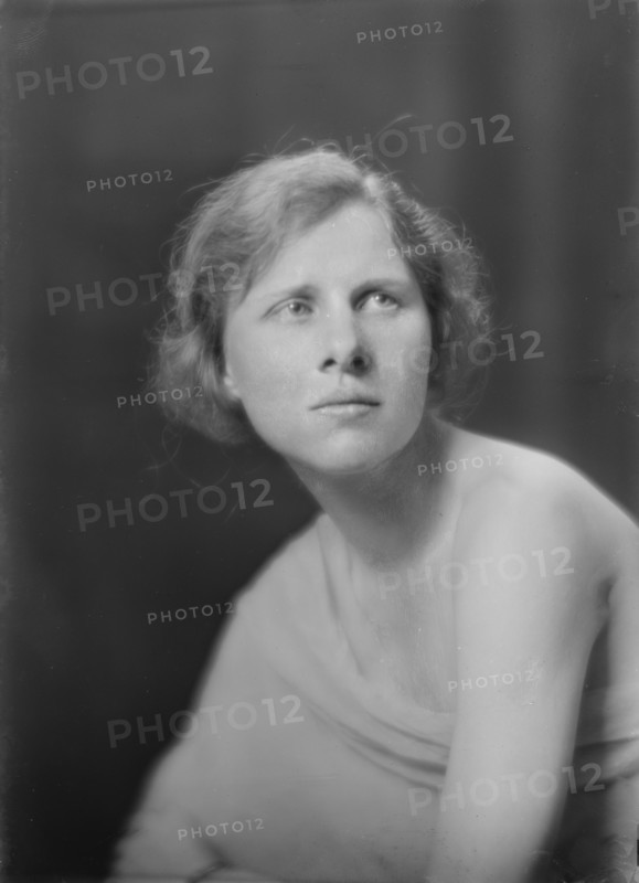 Miss Wullner, portrait photograph, 1918 July 30. Creator: Arnold Genthe.