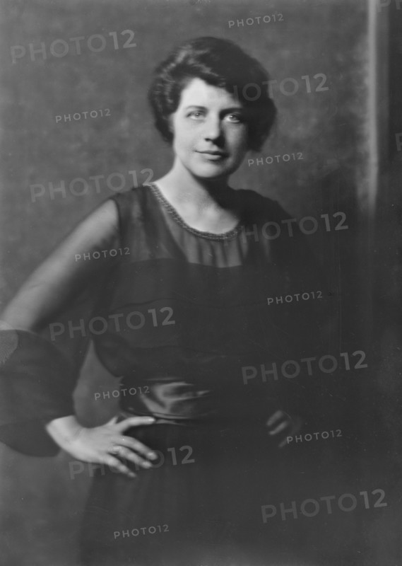 Miss Olive Wyndham, portrait photograph, between 1918 and 1921. Creator: Arnold Genthe.