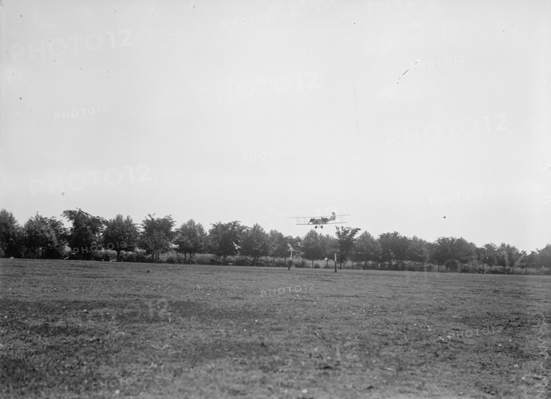 Curtiss Airplane - Tests And Demonstrations; Twin Engine Biplane, Potomac Park, 1916. Creator: Harris & Ewing.
