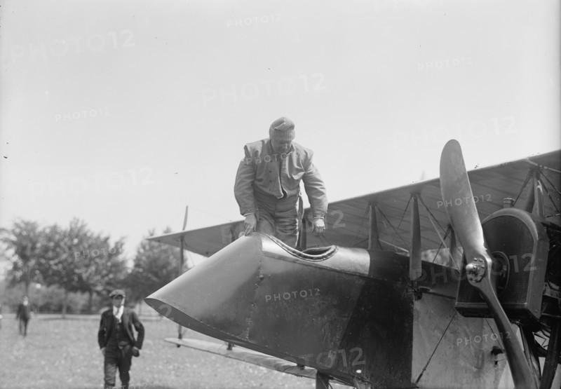 Curtiss Airplane Tests And Demonstrations; Twin Engine Biplane, Potomac Park, 1916. Creator: Harris & Ewing.