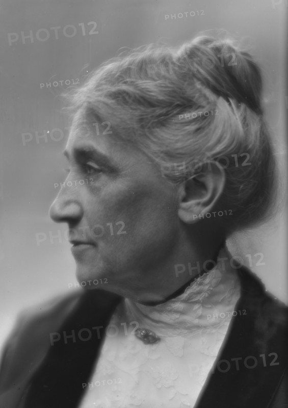 Mitchell, Mary, Mrs., portrait photograph, 1913. Creator: Arnold Genthe.