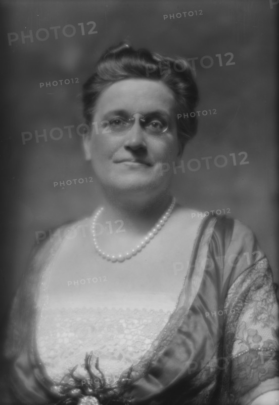 Moore, William H., Mrs., portrait photograph, 1914 Apr. 2. Creator: Arnold Genthe.