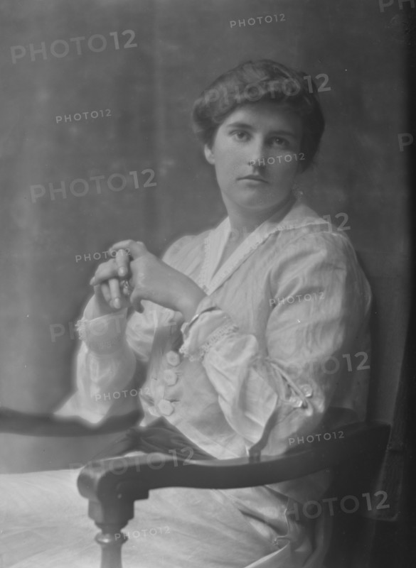 Parsons, W.E., Mrs., portrait photograph, 1915 July 3. Creator: Arnold Genthe.