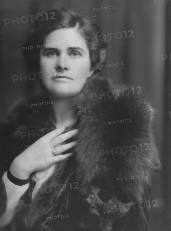 Pittsbury, Charles S., Mrs., portrait photograph, 1915 Oct. 22. Creator: Arnold Genthe.