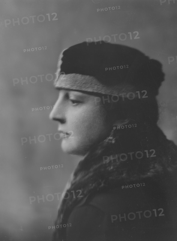 Read, Mrs., portrait photograph, 1916. Creator: Arnold Genthe.