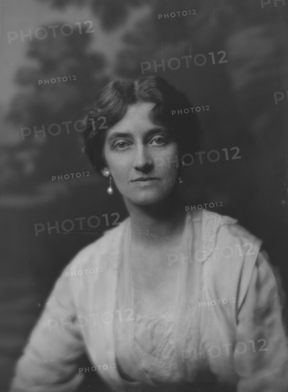 Read, William A., Mrs., portrait photograph, 1916. Creator: Arnold Genthe.