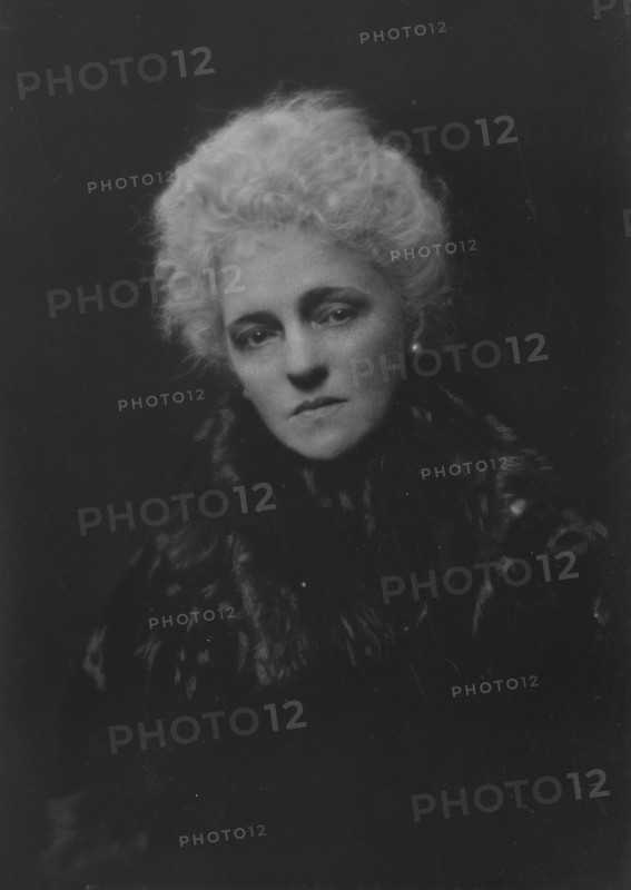Robbins, J.W., Mrs., portrait photograph, 1917 Nov. 2. Creator: Arnold Genthe.