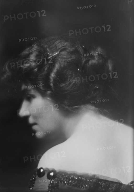 Shelton, Mrs., portrait photograph, 1913 July 17. Creator: Arnold Genthe.