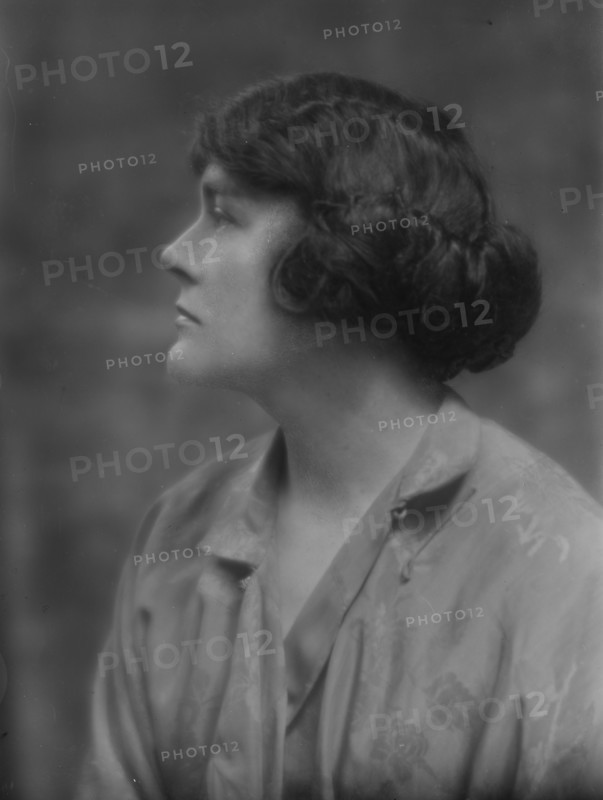 Smith, Clarence E., Mrs., portrait photograph, 1914 May 15. Creator: Arnold Genthe.
