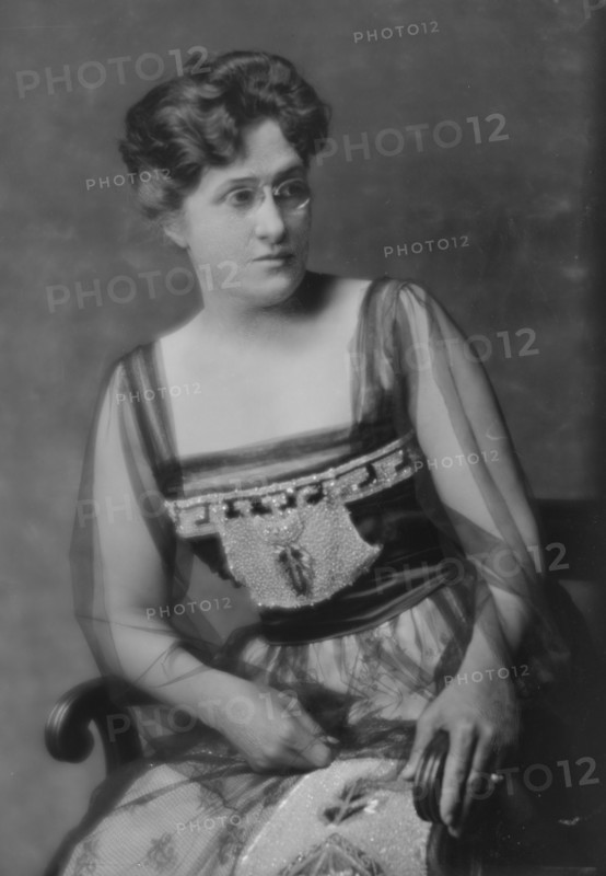 Spear, C.H., Mrs., portrait photograph, 1915 Nov. 26. Creator: Arnold Genthe.