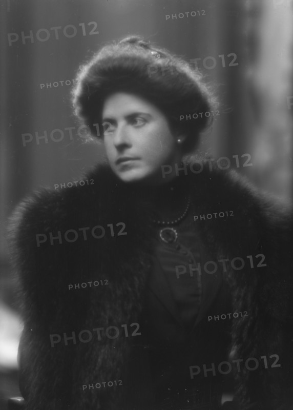 Thomas, S.B., Mrs., portrait photograph, 1912 Nov. 26. Creator: Arnold Genthe.