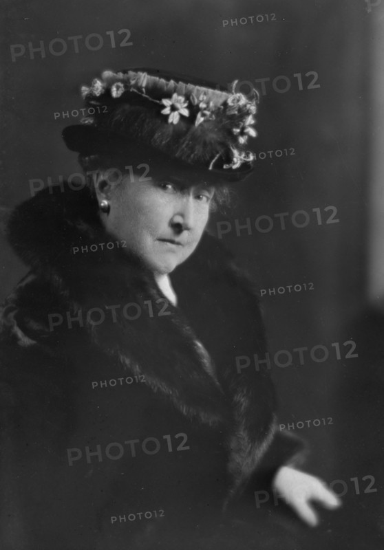 Truesdale, W.H., Mrs., portrait photograph, 1915. Creator: Arnold Genthe.